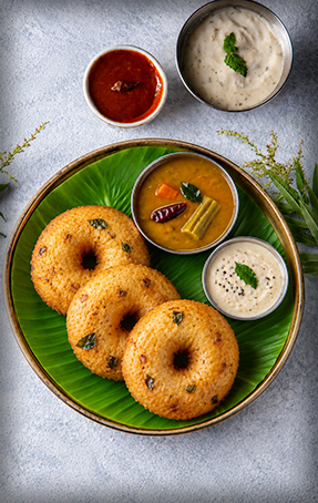 Medu vada with chutneys